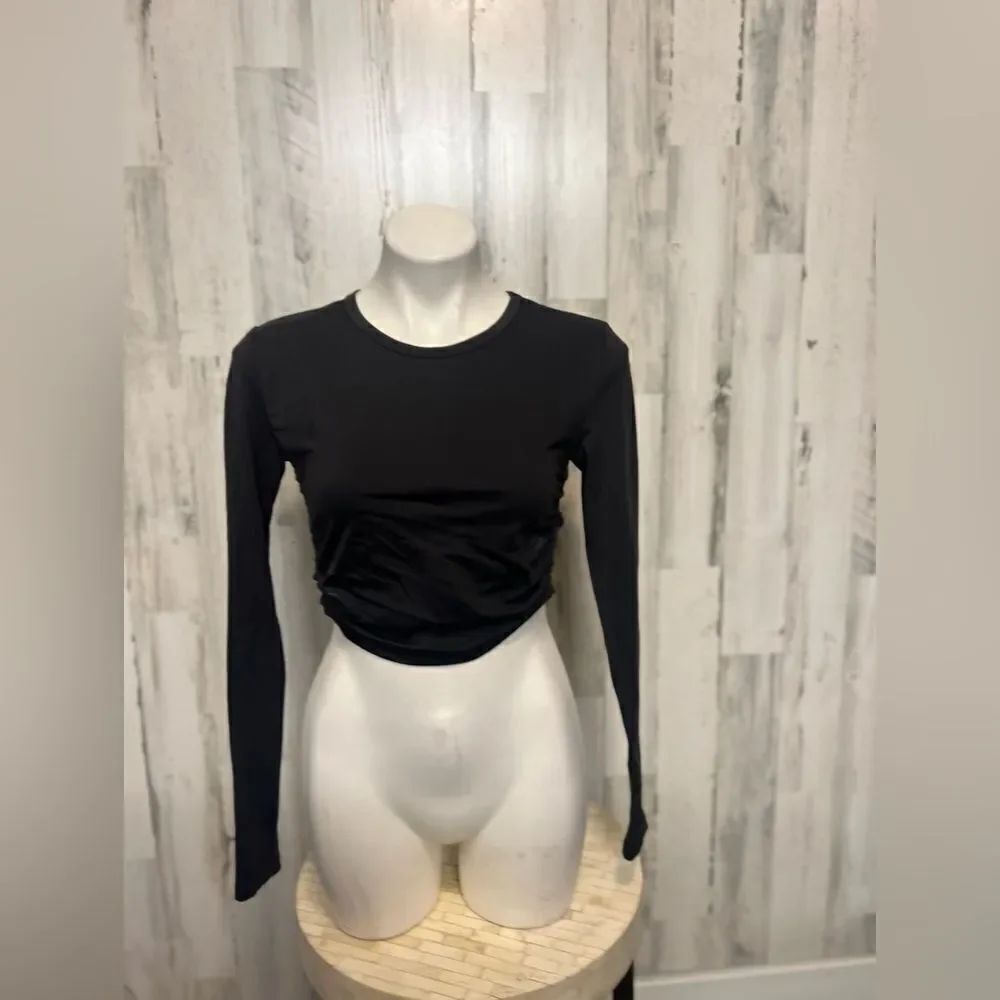 Black long sleeve crop top